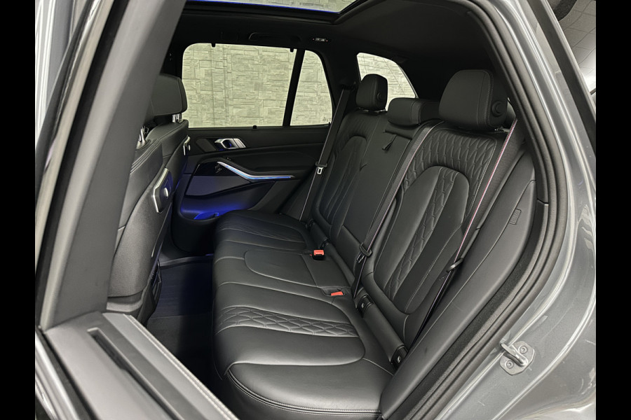 BMW X5 50e *7x Op Voorraad* M-Sport Pro | 360 Camera | Sky-Lounge Pano | ACC | Comfortstoelen | Indiv. Leder | Massage | Stoelventilati 4-Zone Clima | Trekhaak | 22'' | Head-Up | Keyless-Entry | Harman-Kardon | Stoelverwarming V+A | M-Gordels | Glaspook | Stuurverwarming | Iconic-Glow | Luchtvering | Zonwering | Carplay | Beker Clima |