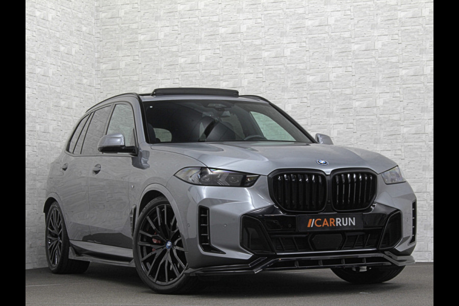BMW X5 50e *7x Op Voorraad* M-Sport Pro | 360 Camera | Sky-Lounge Pano | ACC | Comfortstoelen | Indiv. Leder | Massage | Stoelventilati 4-Zone Clima | Trekhaak | 22'' | Head-Up | Keyless-Entry | Harman-Kardon | Stoelverwarming V+A | M-Gordels | Glaspook | Stuurverwarming | Iconic-Glow | Luchtvering | Zonwering | Carplay | Beker Clima |