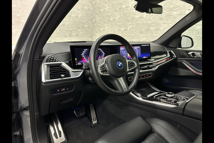 BMW X5 50e *7x Op Voorraad* M-Sport Pro | 360 Camera | Sky-Lounge Pano | ACC | Comfortstoelen | Indiv. Leder | Massage | Stoelventilati 4-Zone Clima | Trekhaak | 22'' | Head-Up | Keyless-Entry | Harman-Kardon | Stoelverwarming V+A | M-Gordels | Glaspook | Stuurverwarming | Iconic-Glow | Luchtvering | Zonwering | Carplay | Beker Clima |