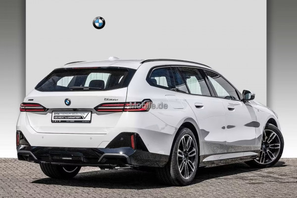 BMW 5 Serie Touring 530e xDrive M-SPORT ** LED, NAVI+, LEDER, 19-inch LMV, ALARM, M-ONDERSTEL ** 1e EIG - UNFALLFREI ** ** INFORMEER OOK NAAR ONZE AANTREKKELIJKE FINANCIAL-LEASE TARIEVEN **