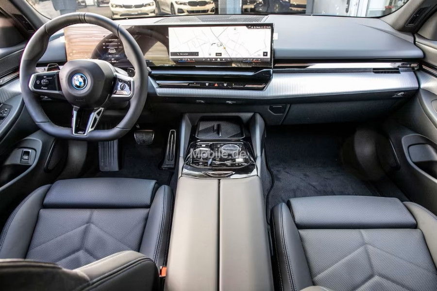 BMW 5 Serie Touring 530e xDrive M-SPORT ** LED, NAVI+, LEDER, 19-inch LMV, ALARM, M-ONDERSTEL ** 1e EIG - UNFALLFREI ** ** INFORMEER OOK NAAR ONZE AANTREKKELIJKE FINANCIAL-LEASE TARIEVEN **
