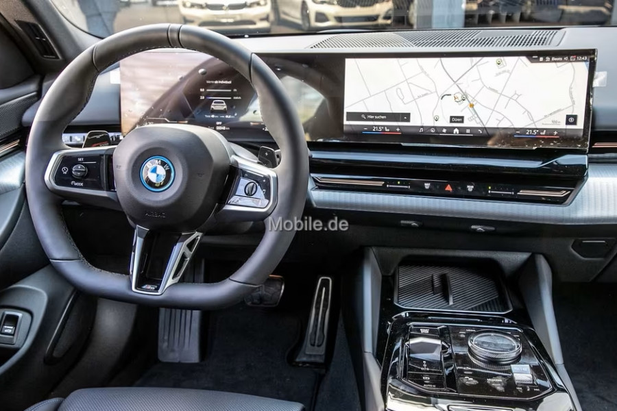 BMW 5 Serie Touring 530e xDrive M-SPORT ** LED, NAVI+, LEDER, 19-inch LMV, ALARM, M-ONDERSTEL ** 1e EIG - UNFALLFREI ** ** INFORMEER OOK NAAR ONZE AANTREKKELIJKE FINANCIAL-LEASE TARIEVEN **