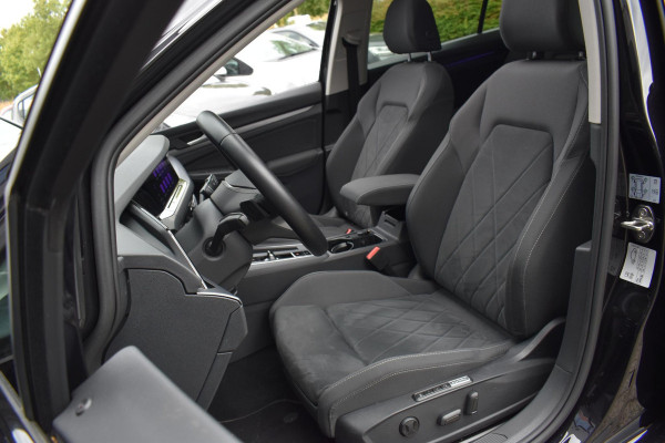 Volkswagen Golf 1.5 eTSI R-Line Business+ Pano Lane ACC Stuurvw Sfeer