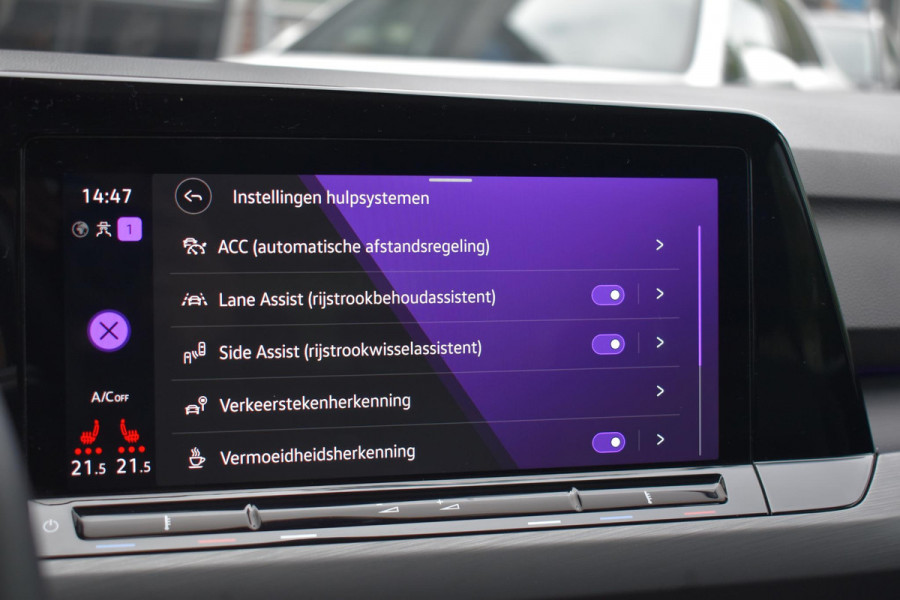 Volkswagen Golf 1.5 eTSI R-Line Business+ Pano Lane ACC Stuurvw Sfeer