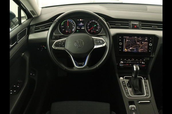 Volkswagen Passat 1.4 TSI PHEV GTE | Trekhaak | 360 Camera | Stoelverwarming | Side Assist | Carplay | Massage | Matrix LED | Navigatie | Adaptive cruise | Climate control | Plug In