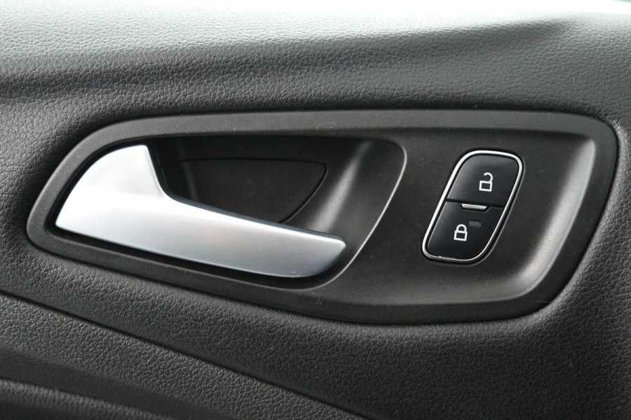 Ford Kuga 1.5 EcoBoost ST Line (NAVIGATIE, TREKHAAK, STUUR-/STOELVERWARMING, PARKEERSENSOREN)
