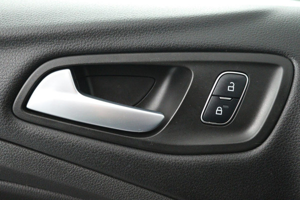 Ford Kuga 1.5 EcoBoost ST Line (NAVIGATIE, TREKHAAK, STUUR-/STOELVERWARMING, PARKEERSENSOREN)