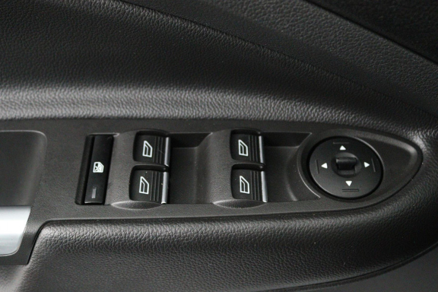 Ford Kuga 1.5 EcoBoost ST Line (NAVIGATIE, TREKHAAK, STUUR-/STOELVERWARMING, PARKEERSENSOREN)