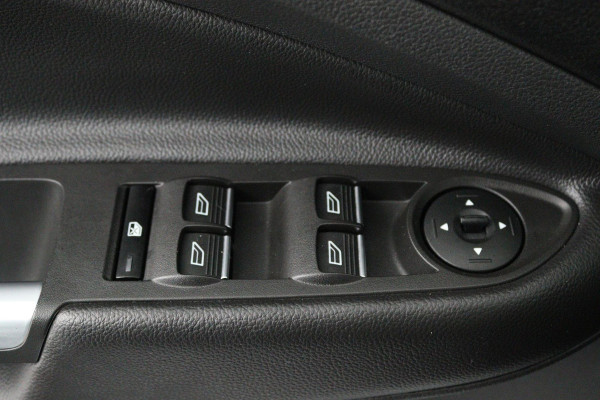 Ford Kuga 1.5 EcoBoost ST Line (NAVIGATIE, TREKHAAK, STUUR-/STOELVERWARMING, PARKEERSENSOREN)