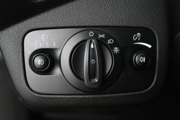 Ford Kuga 1.5 EcoBoost ST Line (NAVIGATIE, TREKHAAK, STUUR-/STOELVERWARMING, PARKEERSENSOREN)