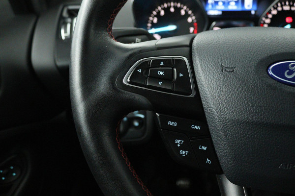 Ford Kuga 1.5 EcoBoost ST Line (NAVIGATIE, TREKHAAK, STUUR-/STOELVERWARMING, PARKEERSENSOREN)