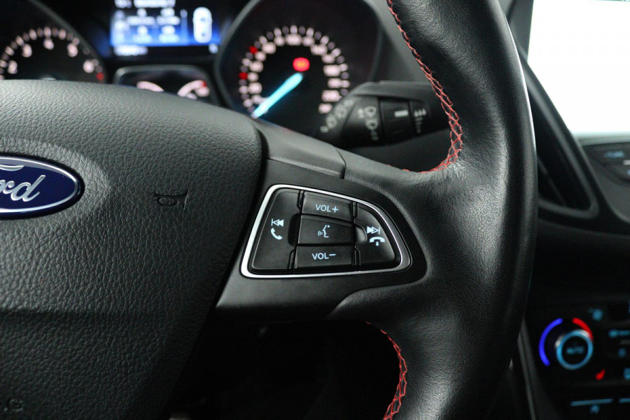 Ford Kuga 1.5 EcoBoost ST Line (NAVIGATIE, TREKHAAK, STUUR-/STOELVERWARMING, PARKEERSENSOREN)