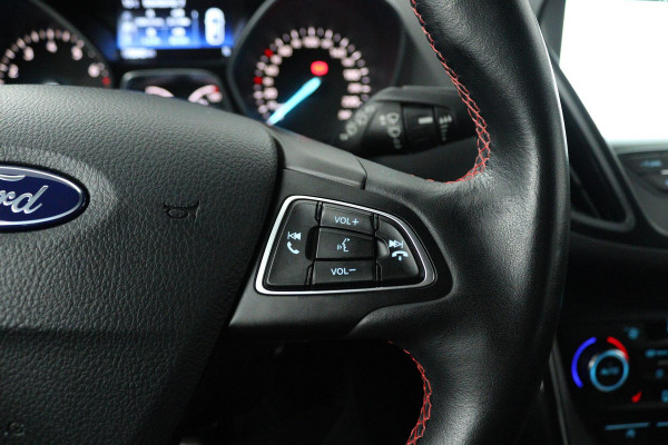 Ford Kuga 1.5 EcoBoost ST Line (NAVIGATIE, TREKHAAK, STUUR-/STOELVERWARMING, PARKEERSENSOREN)