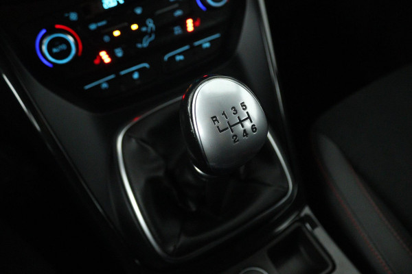 Ford Kuga 1.5 EcoBoost ST Line (NAVIGATIE, TREKHAAK, STUUR-/STOELVERWARMING, PARKEERSENSOREN)