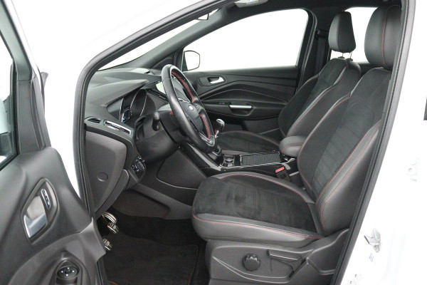 Ford Kuga 1.5 EcoBoost ST Line (NAVIGATIE, TREKHAAK, STUUR-/STOELVERWARMING, PARKEERSENSOREN)