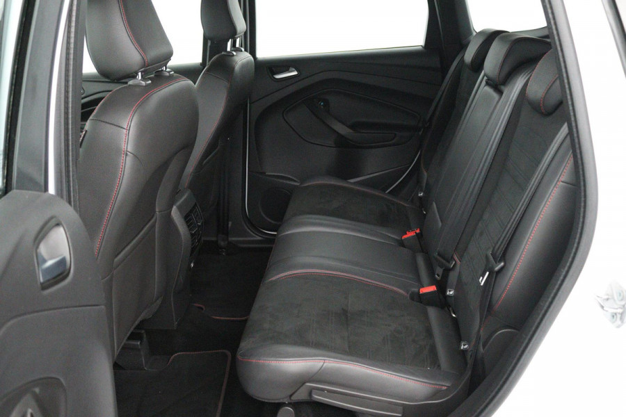 Ford Kuga 1.5 EcoBoost ST Line (NAVIGATIE, TREKHAAK, STUUR-/STOELVERWARMING, PARKEERSENSOREN)