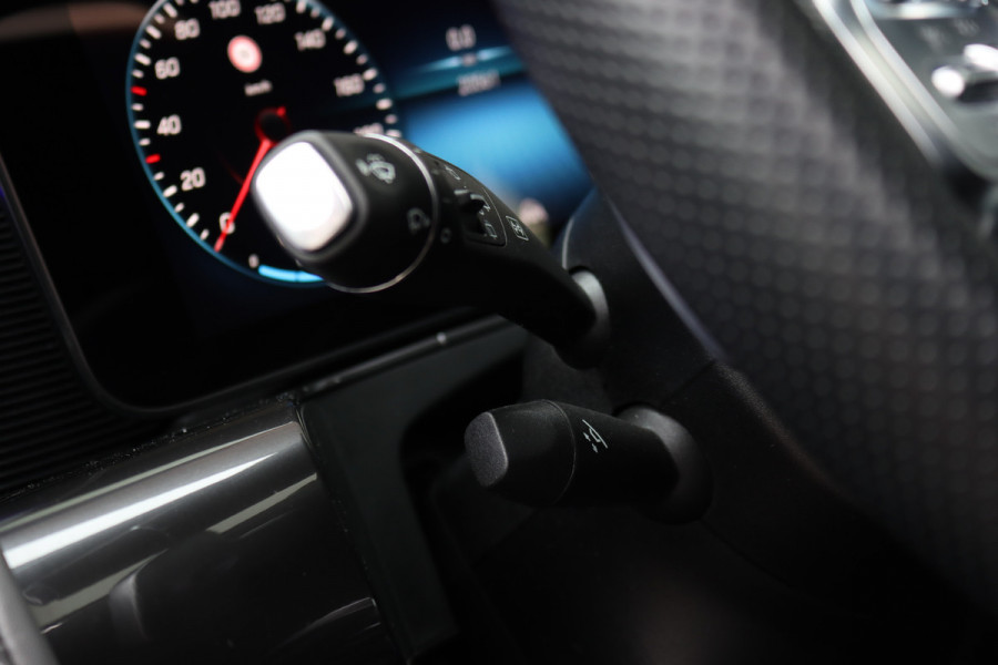 Mercedes-Benz EQC 400 4MATIC AMG Line 80 kWh | Schuifdak | Distronic+ | HUD | Memory | Camera | Keyless Go | Rijassistentiepakket | Advanced Sound System | Zonnerollo's |