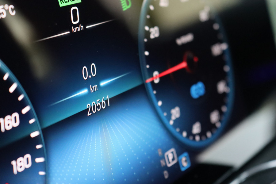 Mercedes-Benz EQC 400 4MATIC AMG Line 80 kWh | Schuifdak | Distronic+ | HUD | Memory | Camera | Keyless Go | Rijassistentiepakket | Advanced Sound System | Zonnerollo's |