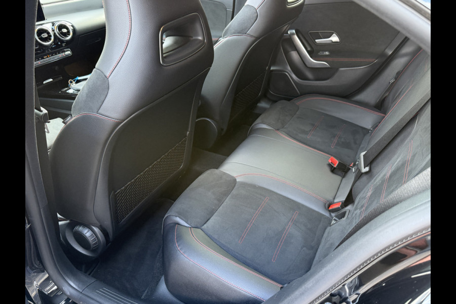 Mercedes-Benz CLA-Klasse 180 Advantage | AMG Pakket | Panoramadak | Widescreen
