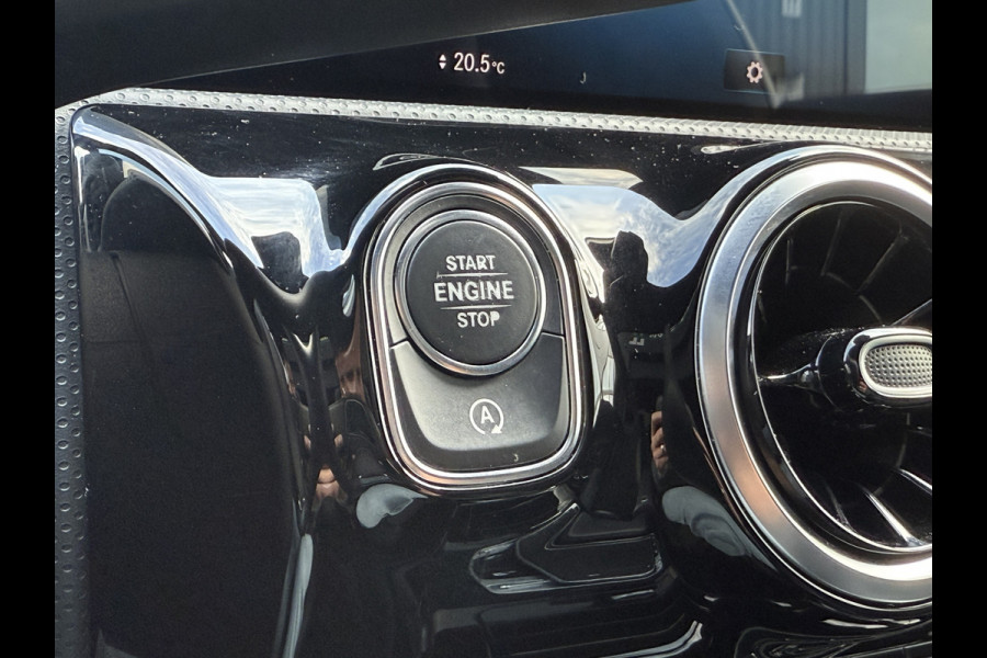 Mercedes-Benz CLA-Klasse 180 Advantage | AMG Pakket | Panoramadak | Widescreen