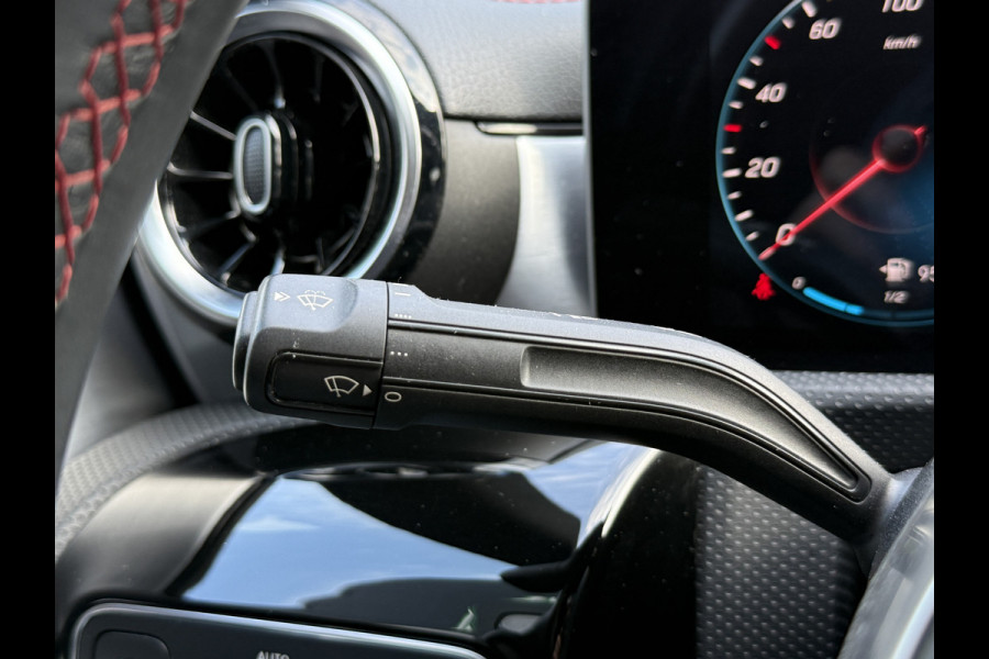 Mercedes-Benz CLA-Klasse 180 Advantage | AMG Pakket | Panoramadak | Widescreen