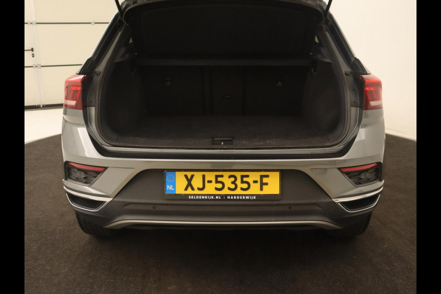 Volkswagen T-Roc 1.0 TSI Sport | Stoelverwarming | Camera | Virtual Cockpit | Adaptive cruise | DAB | Full LED | Climate control | Getint glas