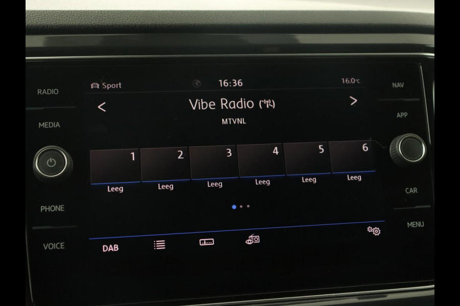 Volkswagen T-Roc 1.0 TSI Sport | Stoelverwarming | Camera | Virtual Cockpit | Adaptive cruise | DAB | Full LED | Climate control | Getint glas