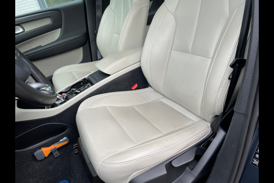 Volvo XC40 2.0 T4 Inscription | Wegklapbare trekhaak | Denim Blue + Beige leder | Stoelverwarming
