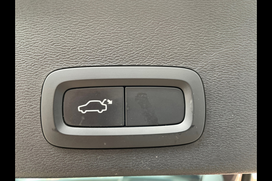 Volvo XC40 2.0 T4 Inscription | Wegklapbare trekhaak | Denim Blue + Beige leder | Stoelverwarming
