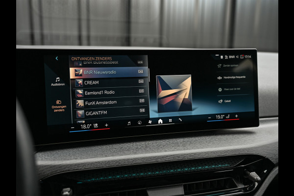 BMW 3 Serie Touring 330e xDrive M-SPORT | FACELIFT | ACCU 19,5 kWh | ACTIVE CRUISE | ELEKTR. TREKHAAK | HIFI AUDIO | SHADOW LINE | CAMERA |