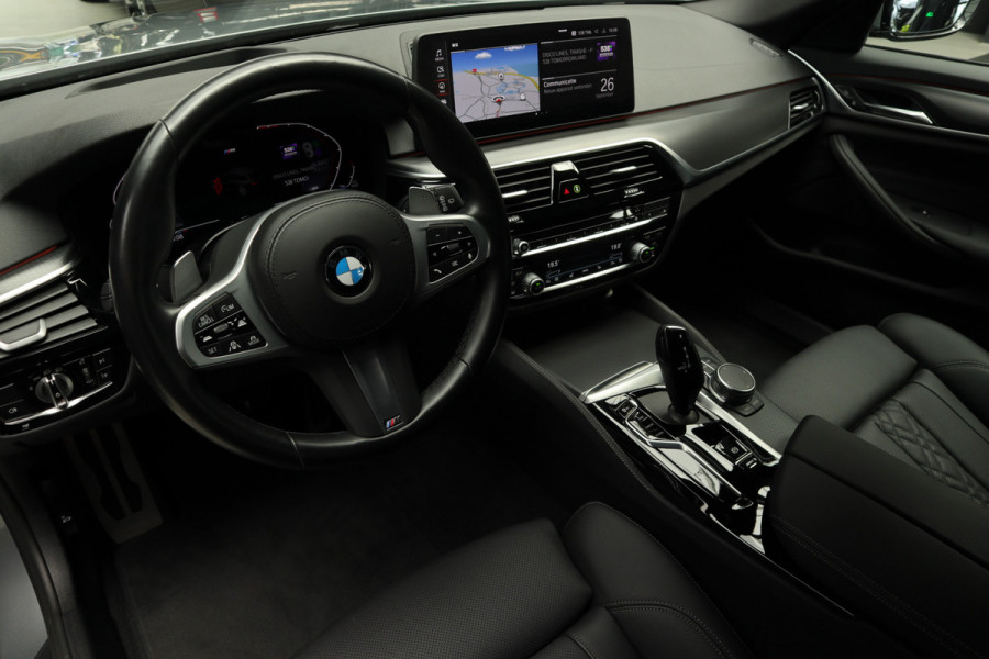 BMW 5 Serie Touring 520i M Sport Edition Plus Sensatec HEAD-UP - Driving Assistant Professionel - Adaptief Cruise