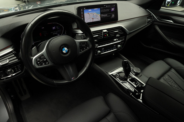 BMW 5 Serie Touring 520i M Sport Edition Plus Sensatec HEAD-UP - Driving Assistant Professionel - Adaptief Cruise