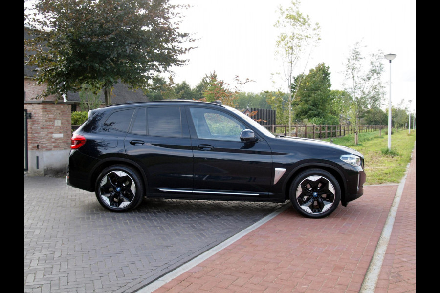 BMW iX3 High Executive 80 kWh | Panoramadak | Camera | Harman Kardon | Cruise Control | Head-up display |