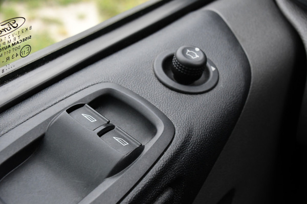 Ford Transit Custom 300 2.0 TDCI L2H1 PB Edition Camera, Cruise, Carplay, 130pk, NAVI, Trekhaak, Automaat, Multimedia, Uniek!