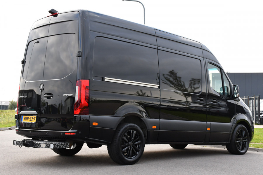 Mercedes-Benz Sprinter 319 V6 3.0 CDI L2H2 Black Edition Full Options!, Adaptieve Cruise, 360 Camera, 2 x schuifdeur, 3500kg Trekhaak, 10,5'' Mbux, Navi, Stoelverwarming, Uniek!