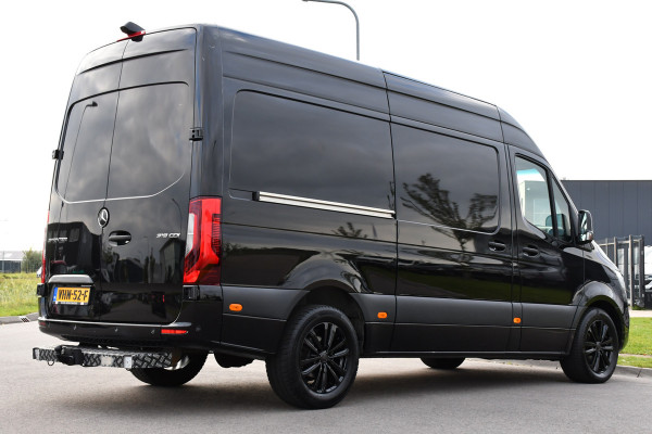 Mercedes-Benz Sprinter 319 V6 3.0 CDI L2H2 Black Edition Full Options!, Adaptieve Cruise, 360 Camera, 2 x schuifdeur, 3500kg Trekhaak, 10,5'' Mbux, Navi, Stoelverwarming, Uniek!