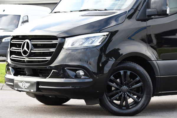 Mercedes-Benz Sprinter 319 V6 3.0 CDI L2H2 Black Edition Full Options!, Adaptieve Cruise, 360 Camera, 2 x schuifdeur, 3500kg Trekhaak, 10,5'' Mbux, Navi, Stoelverwarming, Uniek!