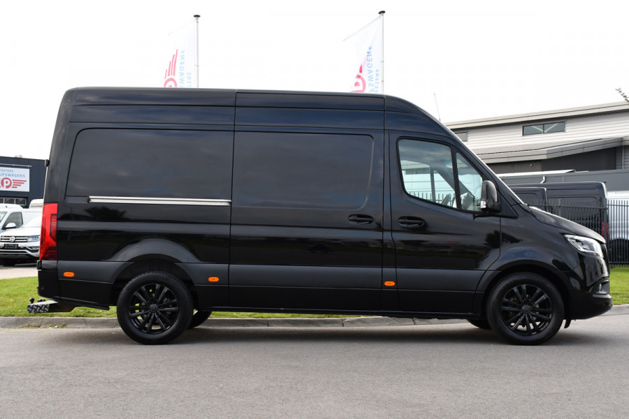 Mercedes-Benz Sprinter 319 V6 3.0 CDI L2H2 Black Edition Full Options!, Adaptieve Cruise, 360 Camera, 2 x schuifdeur, 3500kg Trekhaak, 10,5'' Mbux, Navi, Stoelverwarming, Uniek!