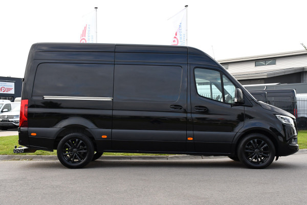 Mercedes-Benz Sprinter 319 V6 3.0 CDI L2H2 Black Edition Full Options!, Adaptieve Cruise, 360 Camera, 2 x schuifdeur, 3500kg Trekhaak, 10,5'' Mbux, Navi, Stoelverwarming, Uniek!