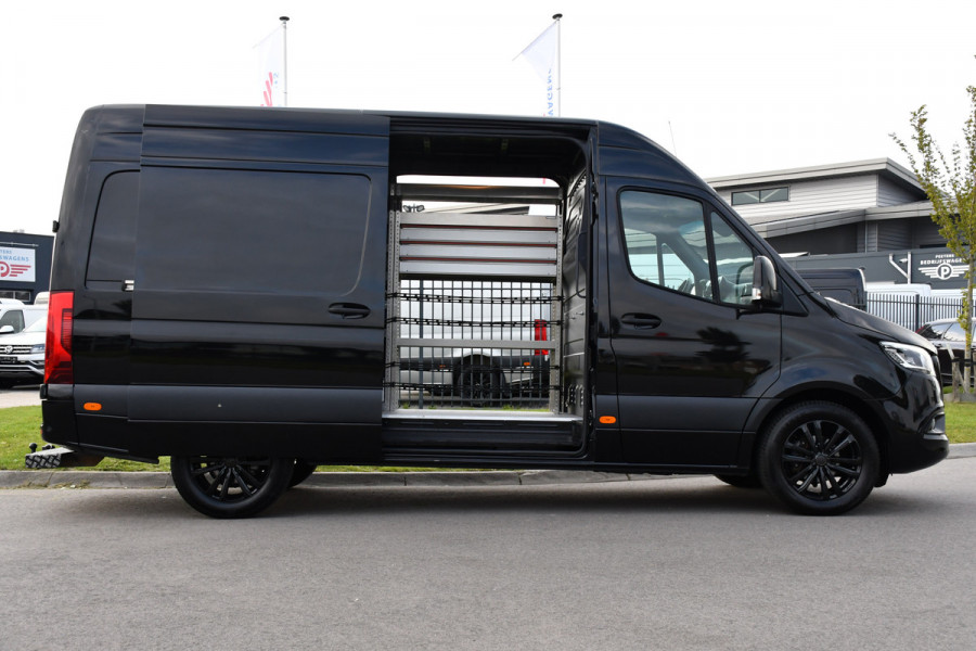 Mercedes-Benz Sprinter 319 V6 3.0 CDI L2H2 Black Edition Full Options!, Adaptieve Cruise, 360 Camera, 2 x schuifdeur, 3500kg Trekhaak, 10,5'' Mbux, Navi, Stoelverwarming, Uniek!