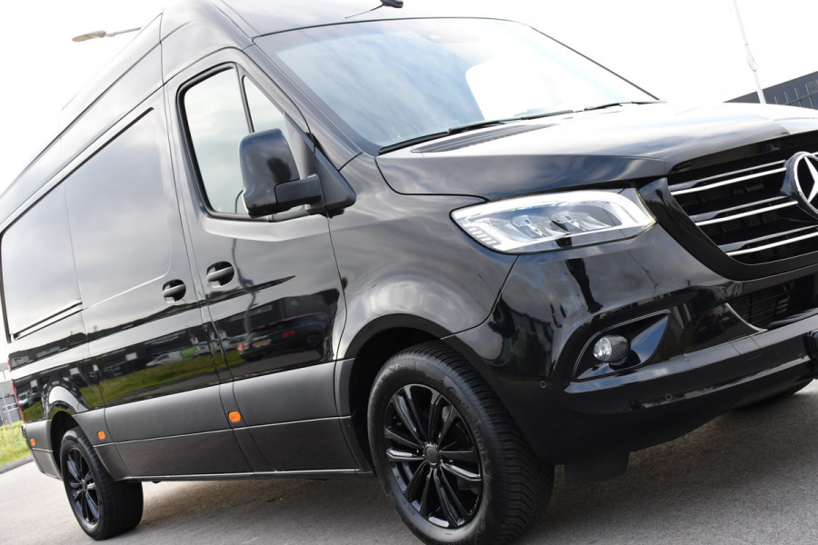 Mercedes-Benz Sprinter 319 V6 3.0 CDI L2H2 Black Edition Full Options!, Adaptieve Cruise, 360 Camera, 2 x schuifdeur, 3500kg Trekhaak, 10,5'' Mbux, Navi, Stoelverwarming, Uniek!