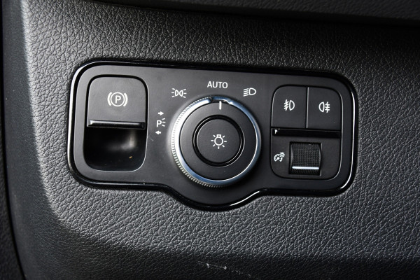 Mercedes-Benz Sprinter 319 V6 3.0 CDI L2H2 Black Edition Full Options!, Adaptieve Cruise, 360 Camera, 2 x schuifdeur, 3500kg Trekhaak, 10,5'' Mbux, Navi, Stoelverwarming, Uniek!