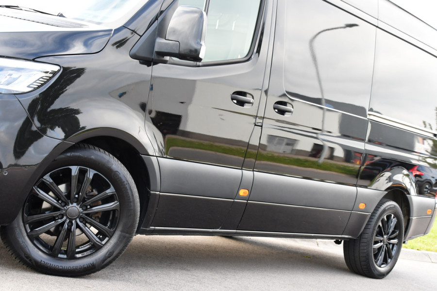 Mercedes-Benz Sprinter 319 V6 3.0 CDI L2H2 Black Edition Full Options!, Adaptieve Cruise, 360 Camera, 2 x schuifdeur, 3500kg Trekhaak, 10,5'' Mbux, Navi, Stoelverwarming, Uniek!