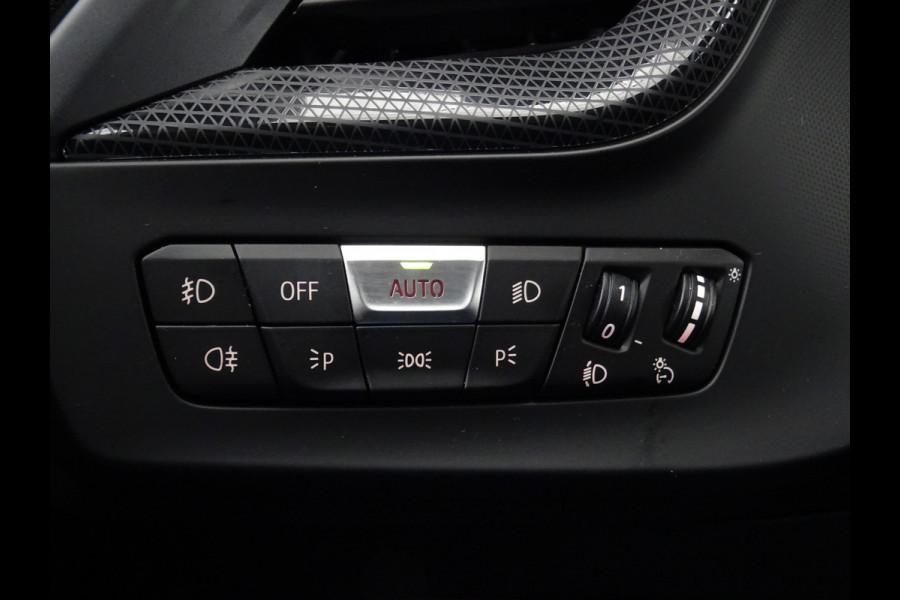 BMW 1-serie 118i High Executive Edition * CARPLAY * DEALER ONDERH. !!