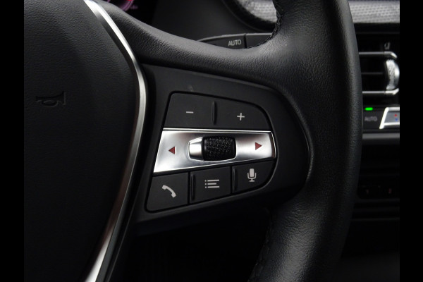 BMW 1-serie 118i High Executive Edition * CARPLAY * DEALER ONDERH. !!