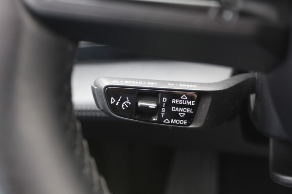 Porsche Taycan 4S Performance 84 kWh / Panoramadak / Camera / Passenger Display / Achterasbesturing / Keyless / Bose / 21'' / Adaptieve stoelen / Bose / Sportchrono / Stuur+Stoelverwarming / Dodehoek / DAB / ACC / Warmtepomp
