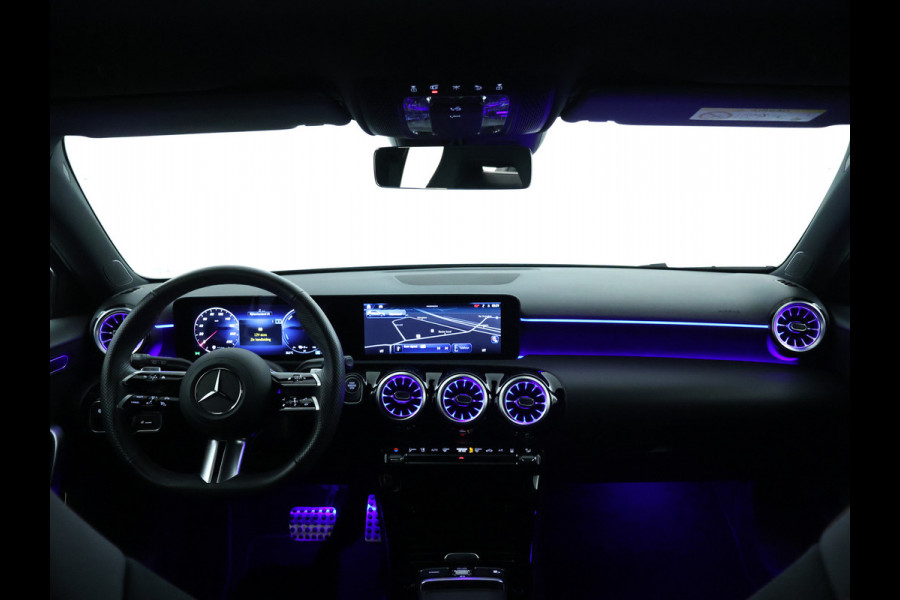 Mercedes-Benz A-Klasse 250 e AMG Plug-In Hybride | AMG Line Advanced Plus | Night Pakket | Trekhaak | Sfeerverlichting | Stuur en Stoelverwarming | Inclusief 24 maanden MB Certified garantie voor Europa.