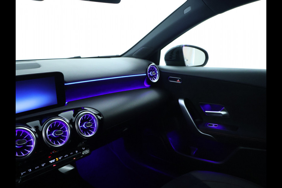 Mercedes-Benz A-Klasse 250 e AMG Plug-In Hybride | AMG Line Advanced Plus | Night Pakket | Trekhaak | Sfeerverlichting | Stuur en Stoelverwarming | Inclusief 24 maanden MB Certified garantie voor Europa.