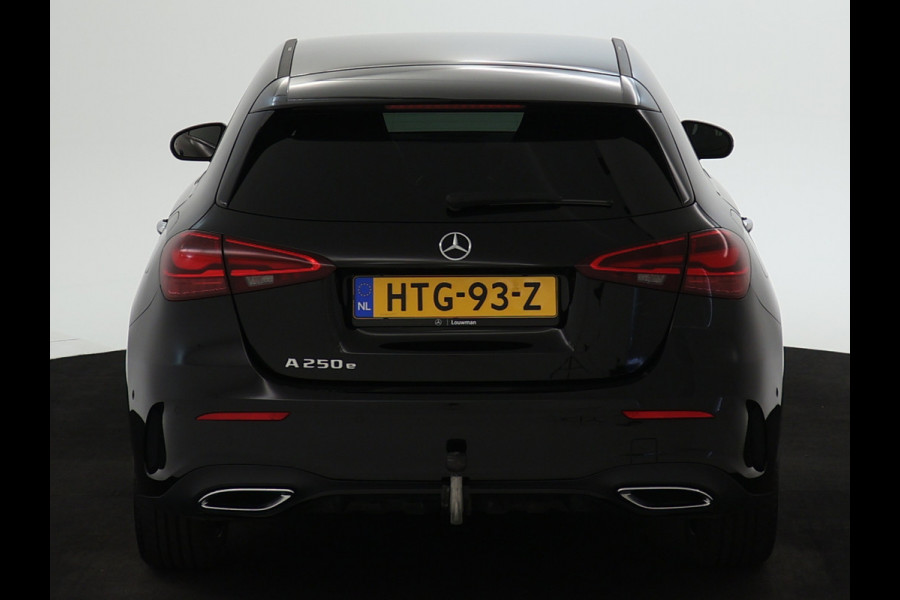 Mercedes-Benz A-Klasse 250 e AMG Plug-In Hybride | AMG Line Advanced Plus | Night Pakket | Trekhaak | Sfeerverlichting | Stuur en Stoelverwarming | Inclusief 24 maanden MB Certified garantie voor Europa.