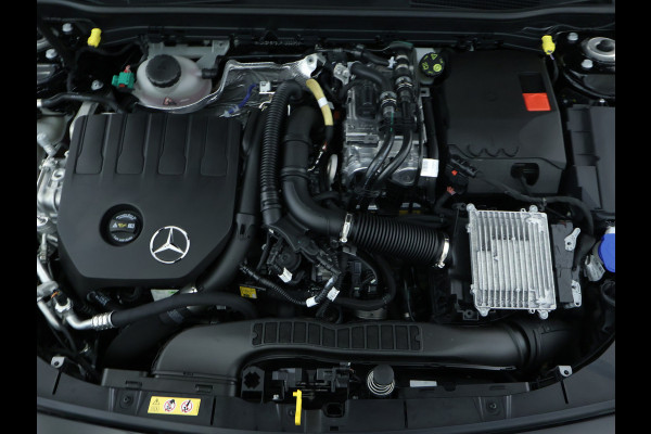 Mercedes-Benz A-Klasse 250 e AMG Plug-In Hybride | AMG Line Advanced Plus | Night Pakket | Trekhaak | Sfeerverlichting | Stuur en Stoelverwarming | Inclusief 24 maanden MB Certified garantie voor Europa.